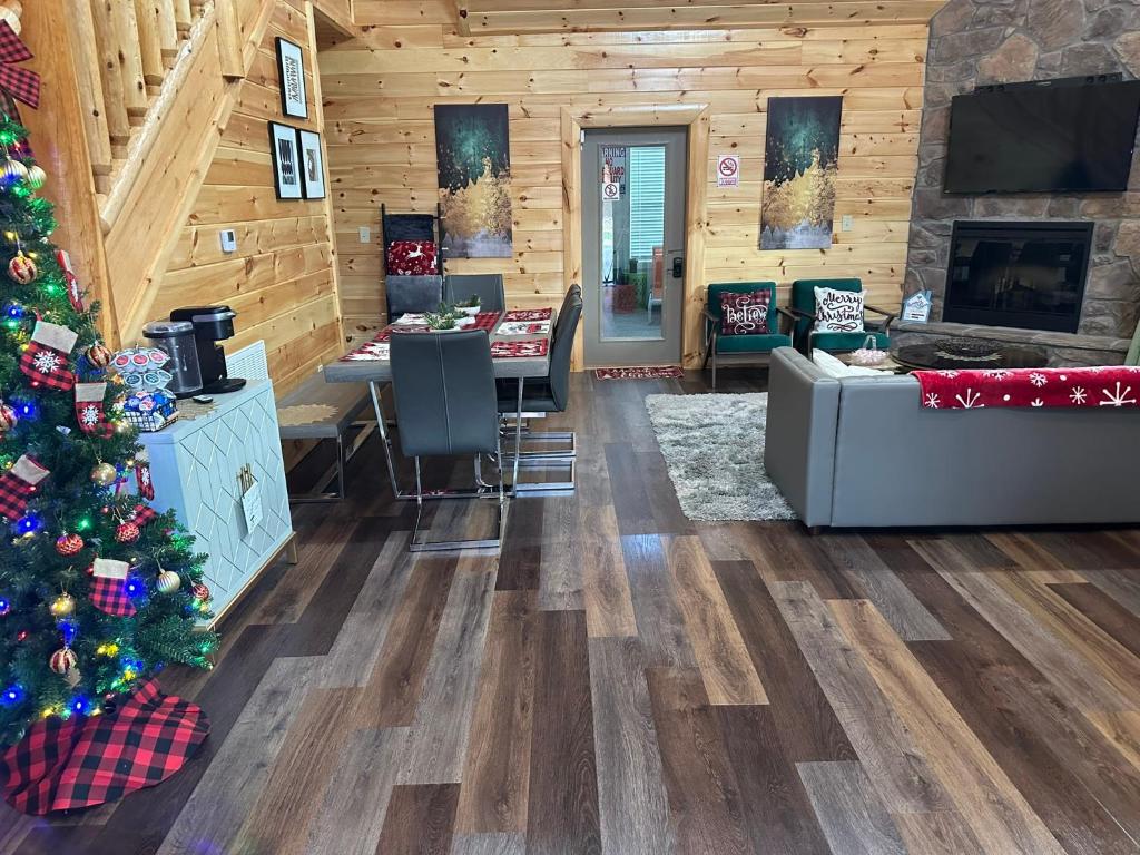 Brand New Cabin with Private Heated pool in Smoky Mountians near Dollywood