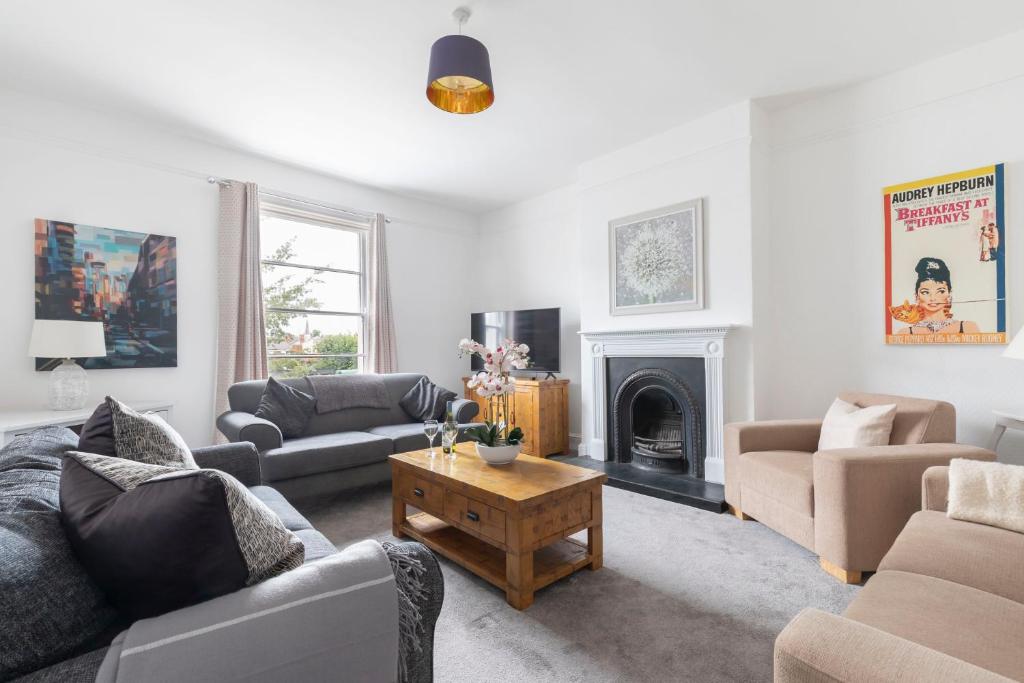 Fabulous, vibrant, town house, central Bath Road