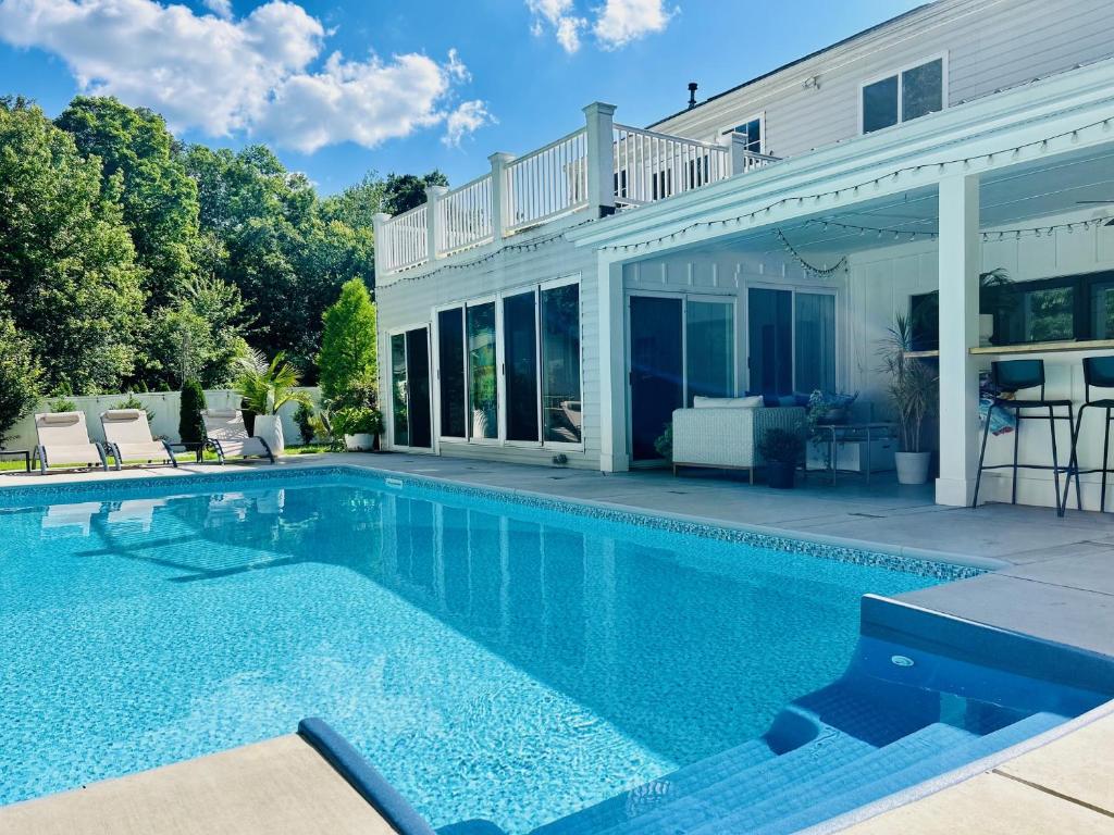 Cozy Bedroom Suites in Beautiful Shared Home with Pool Access