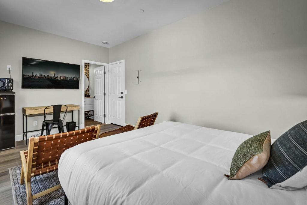 Single Bedroom - Queen Size. Heart of Downtown Vista